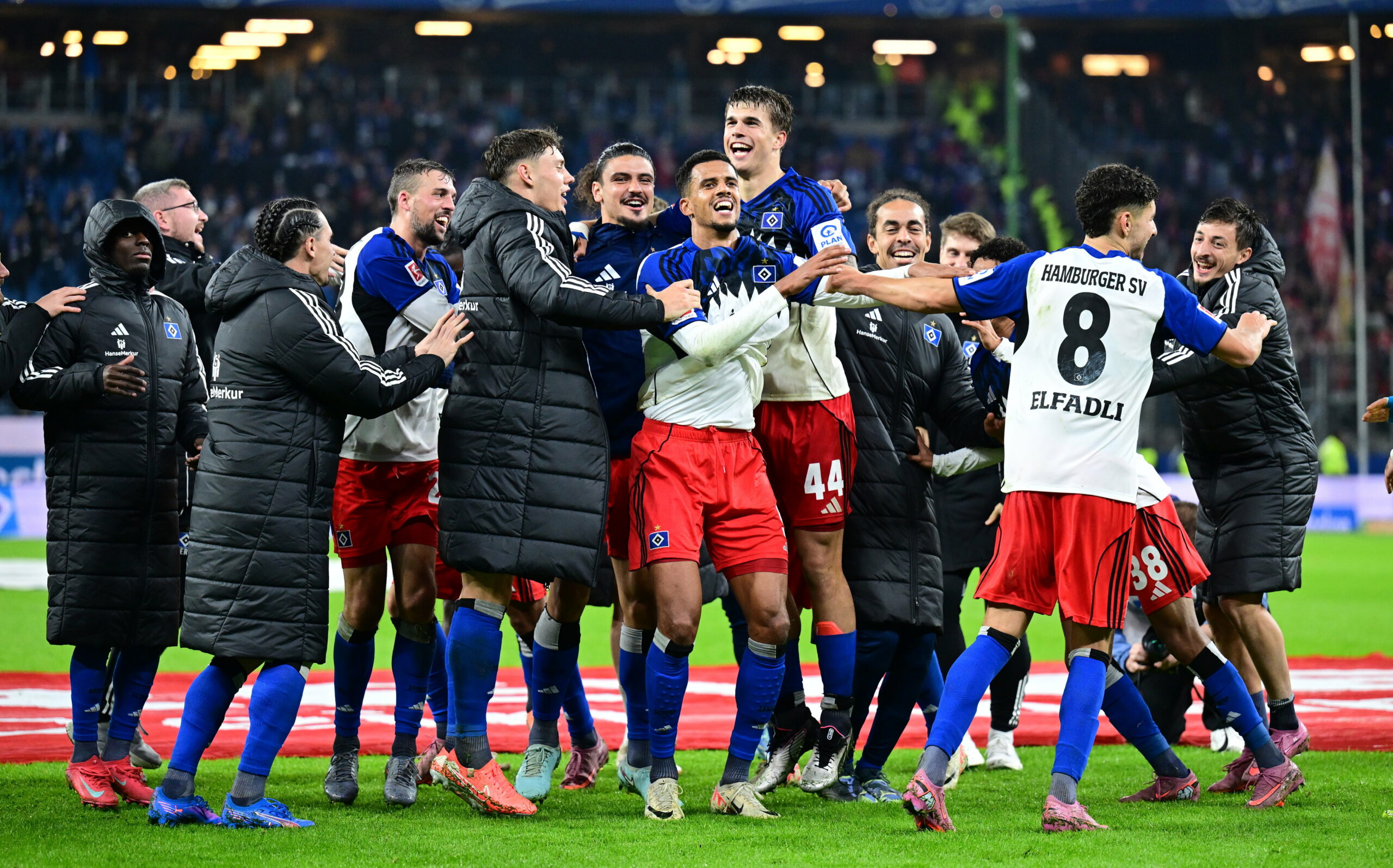 Die HSV-Profis feiern ihren Kantersieg gegen Mainz