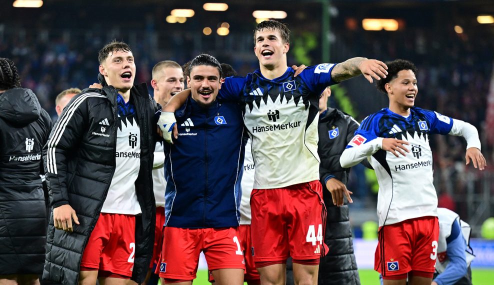 Luka Vuskovic feiert vor den HSV-Fans