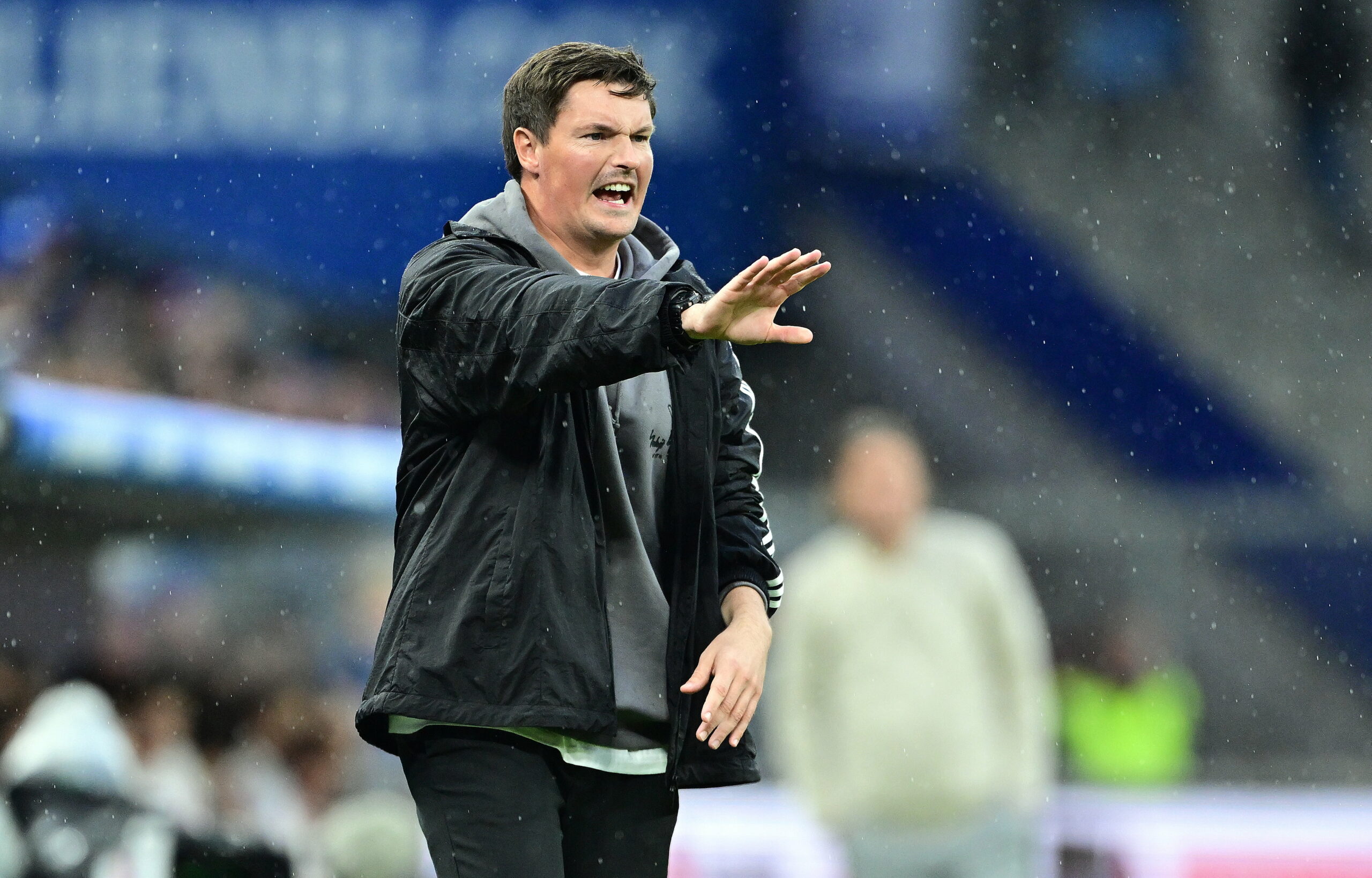 HSV-Trainer Merlin Polzin gestikuliert an der Seitenlinie