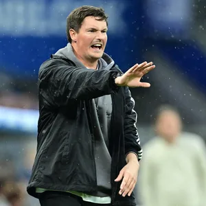 HSV-Trainer Merlin Polzin gestikuliert an der Seitenlinie