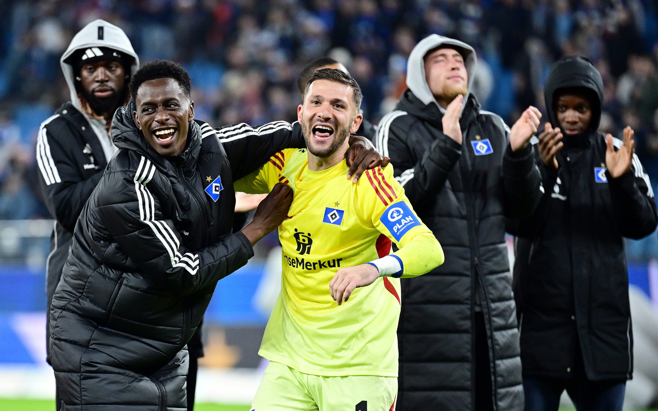 Albert Sambi Lokonga und Daniel Heuer Fernandes jubeln