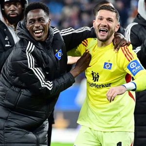 Albert Sambi Lokonga und Daniel Heuer Fernandes jubeln