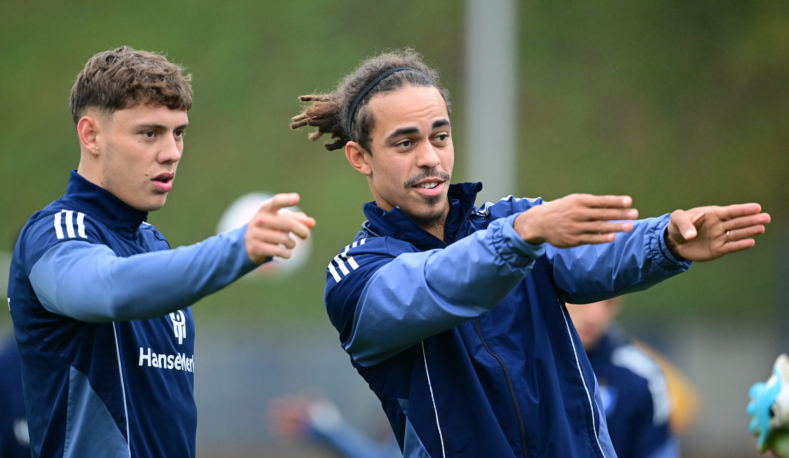 Nicolai Remberg und Yussuf Poulsen zeigen mit ihren Händen in eine Richtung