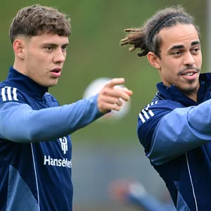 Nicolai Remberg und Yussuf Poulsen zeigen mit ihren Händen in eine Richtung