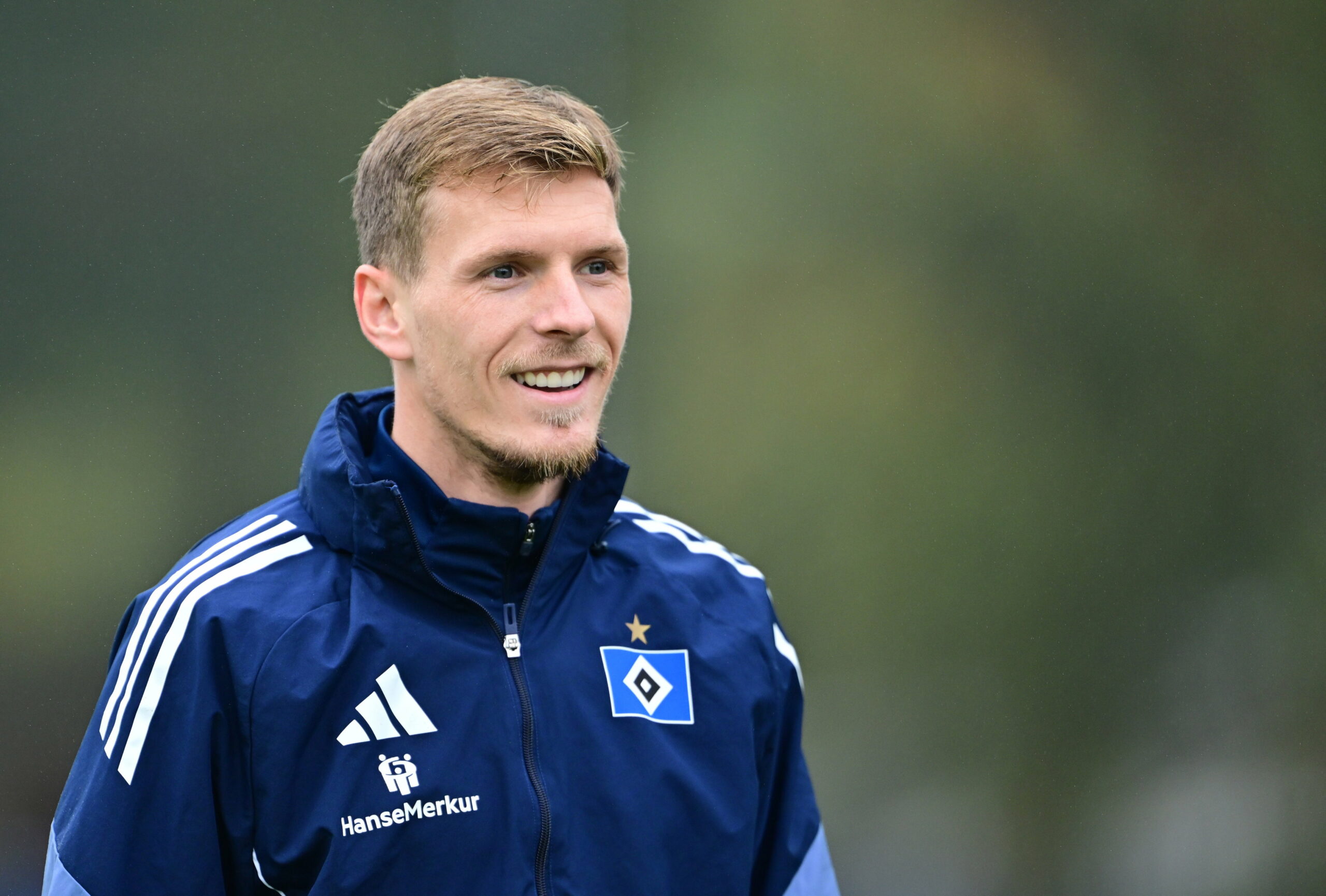 Emir Sahiti lächelt auf dem Trainingsplatz.