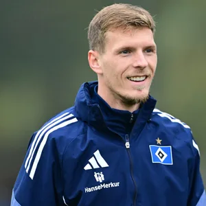Emir Sahiti lächelt auf dem Trainingsplatz.