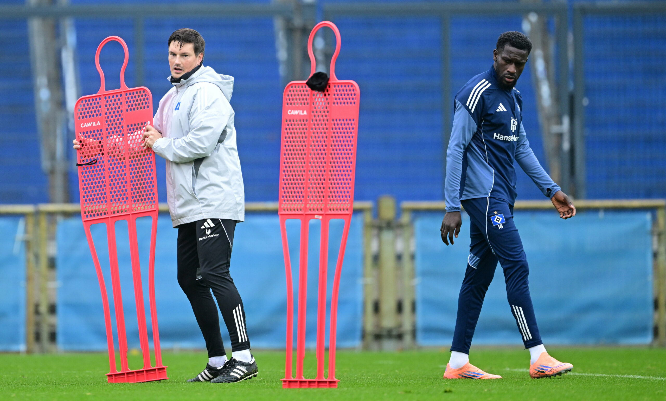 HSV-Trainer Merlin Polzin und Bakery Jatta auf dem Trainingsplatz.