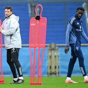 HSV-Trainer Merlin Polzin und Bakery Jatta auf dem Trainingsplatz.