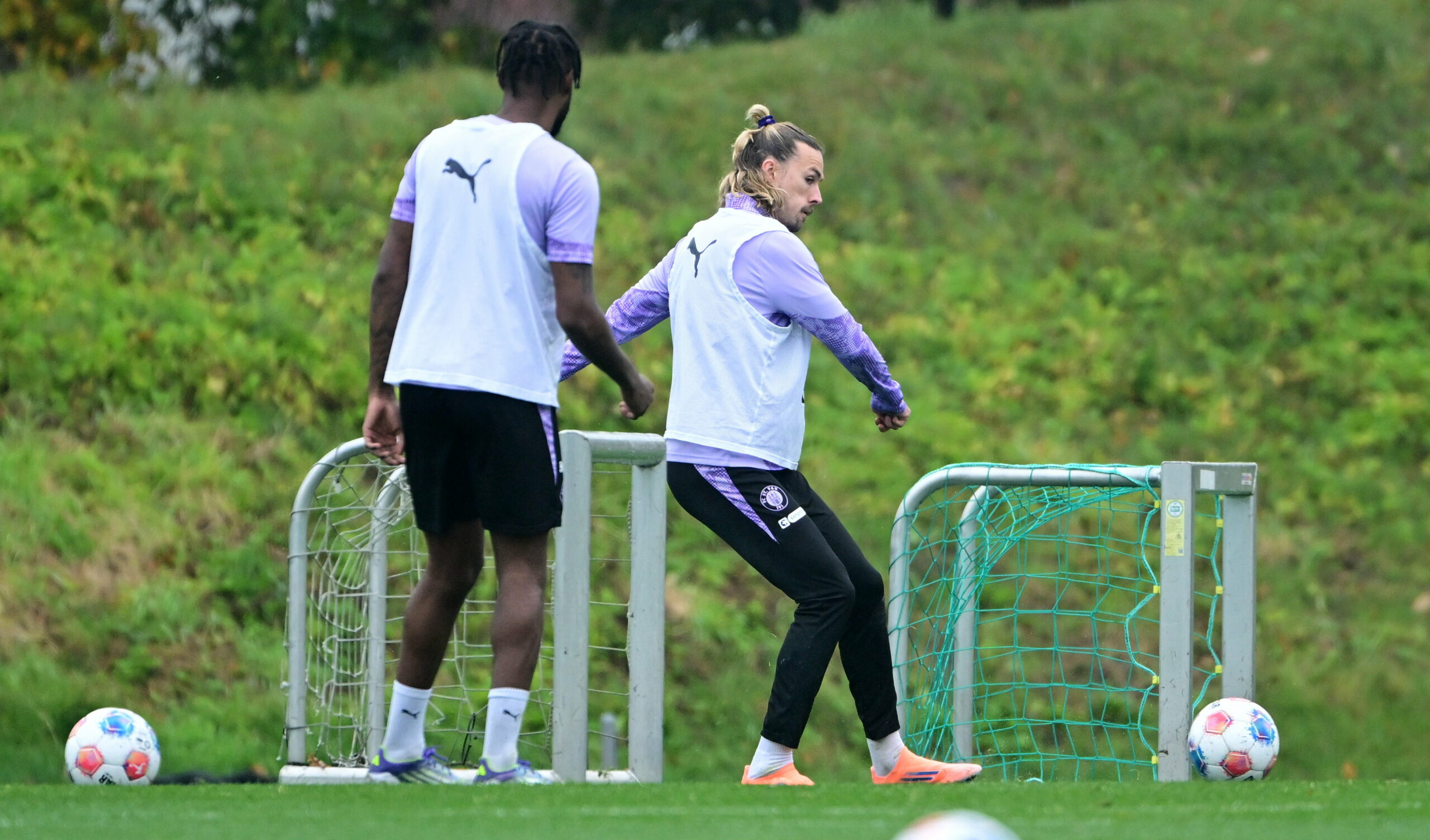 Jackson Irvine spielt einen Pass