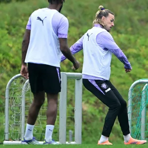 Jackson Irvine spielt einen Pass