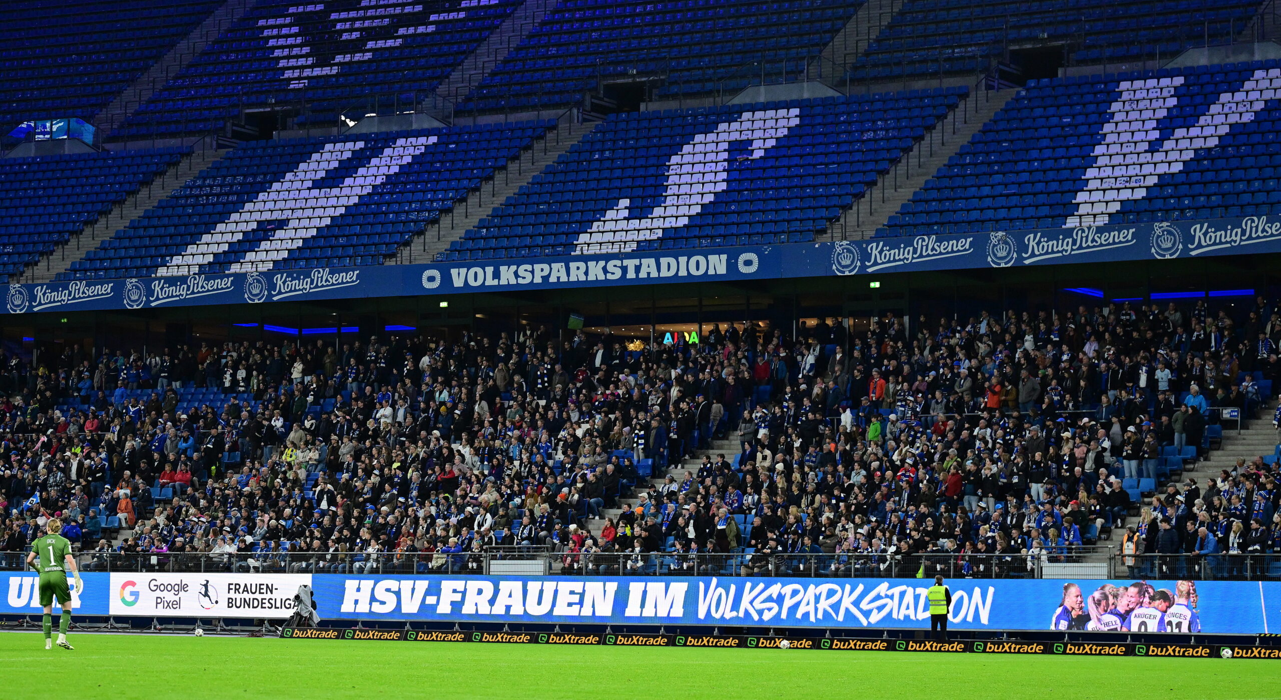 HSV-Fans bei einem Heimspiel der Frauen im Volksparkstadion