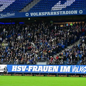 HSV-Fans bei einem Heimspiel der Frauen im Volksparkstadion