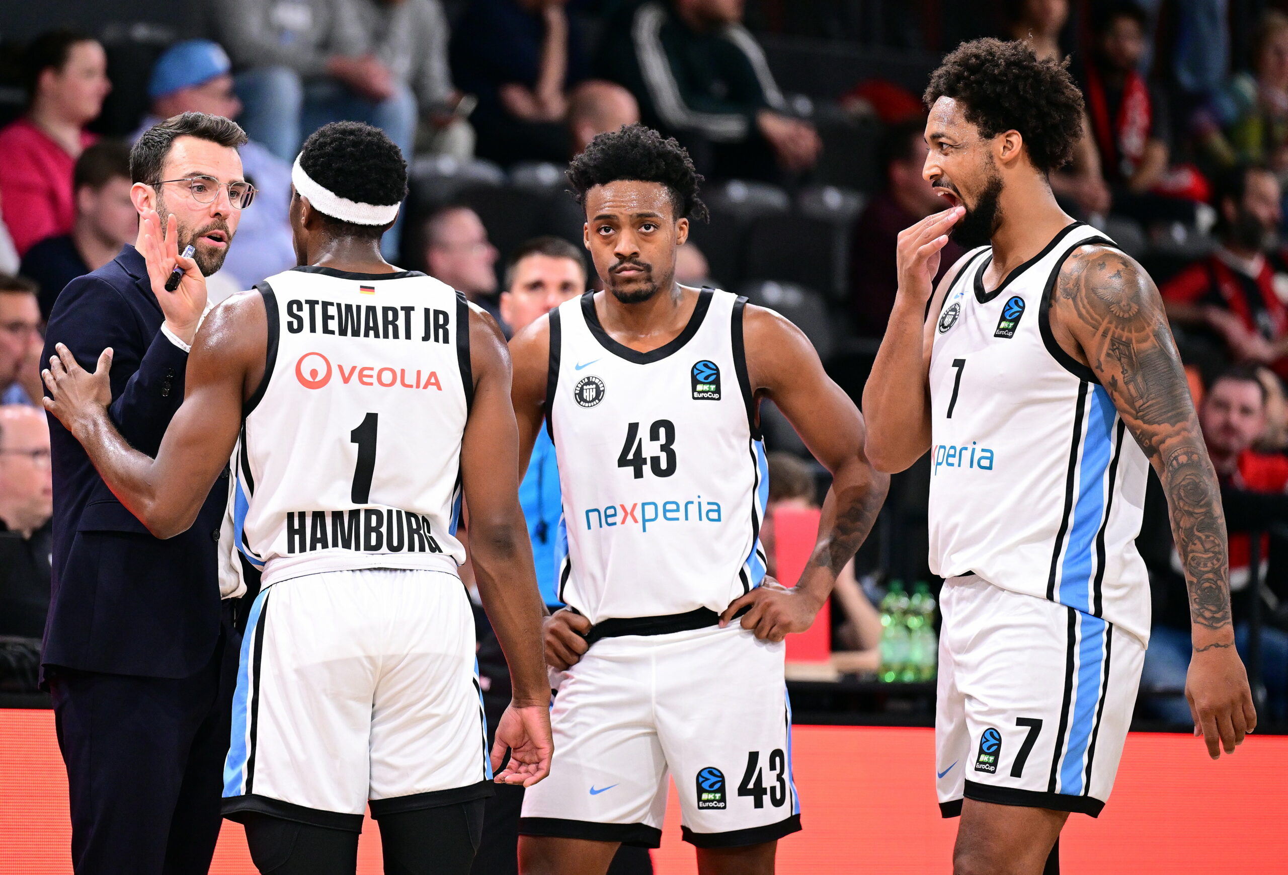 Spieler der Hamburg Towers sind enttäuscht nach einem Basketball-Match