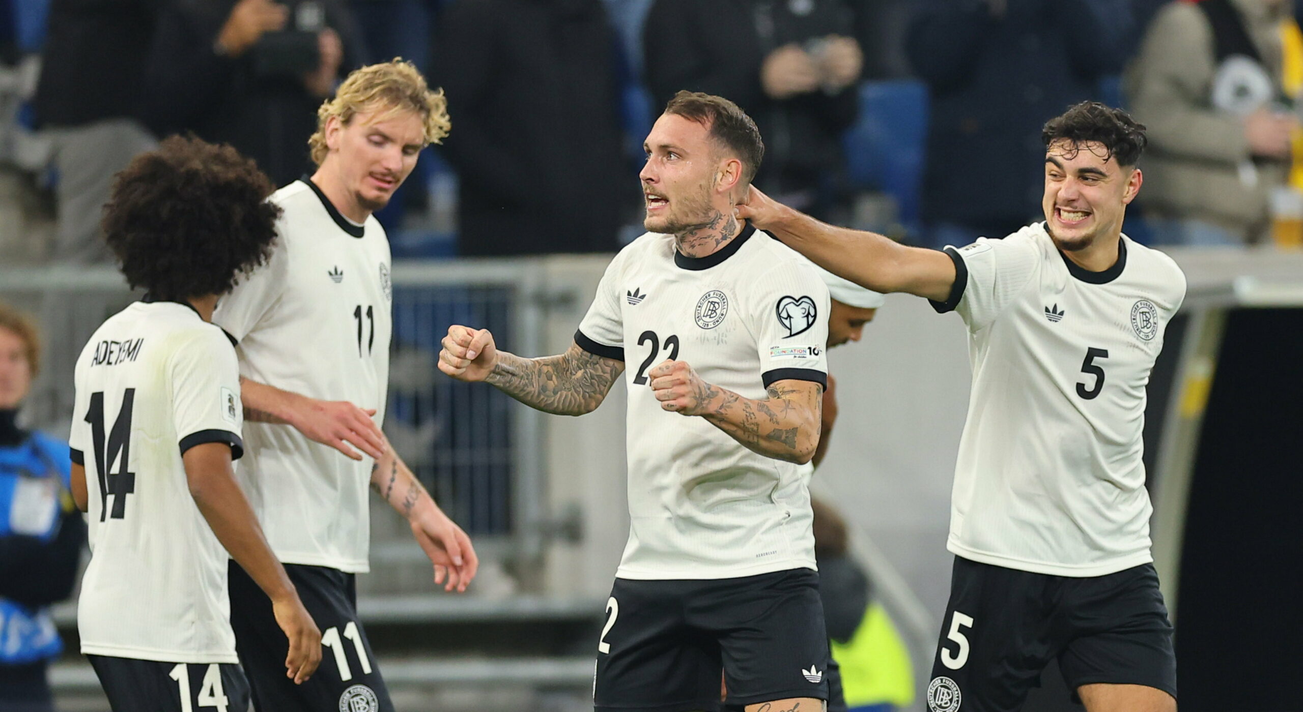 Karim Adeyemi, Nick Woltemade, David Raum und Aleksandar Pavlovic bejubeln Deutschlands Treffer in Nordirland.
