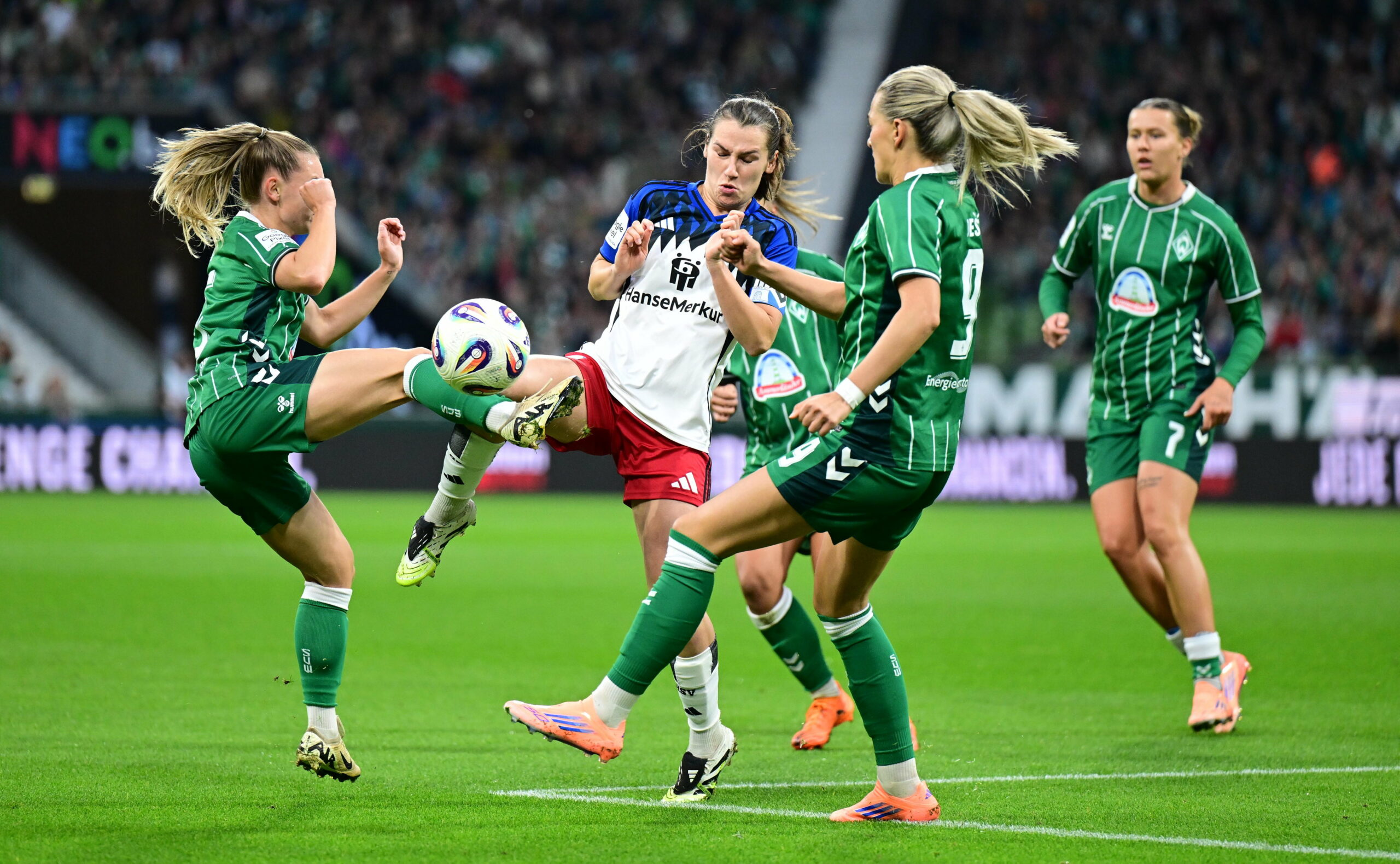 HSV-Kapitänin Pauline Machtens beim Spiel In Bremen