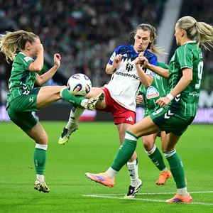 HSV-Kapitänin Pauline Machtens beim Spiel In Bremen