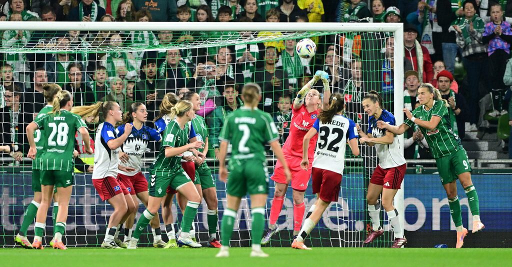 Larissa Haidner fängt eine Flanke ab