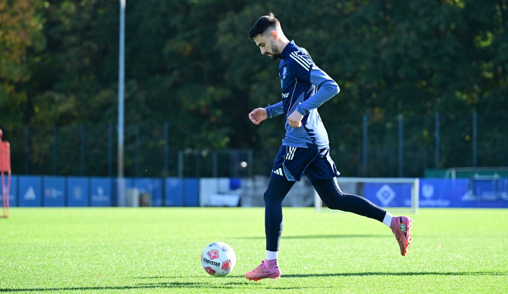 Fábio Viera im HSV-Training am Ball