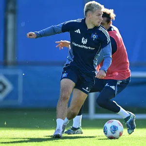 Noah Katterbach bei seinem Trainings-Comeback bei den HSV-Profis