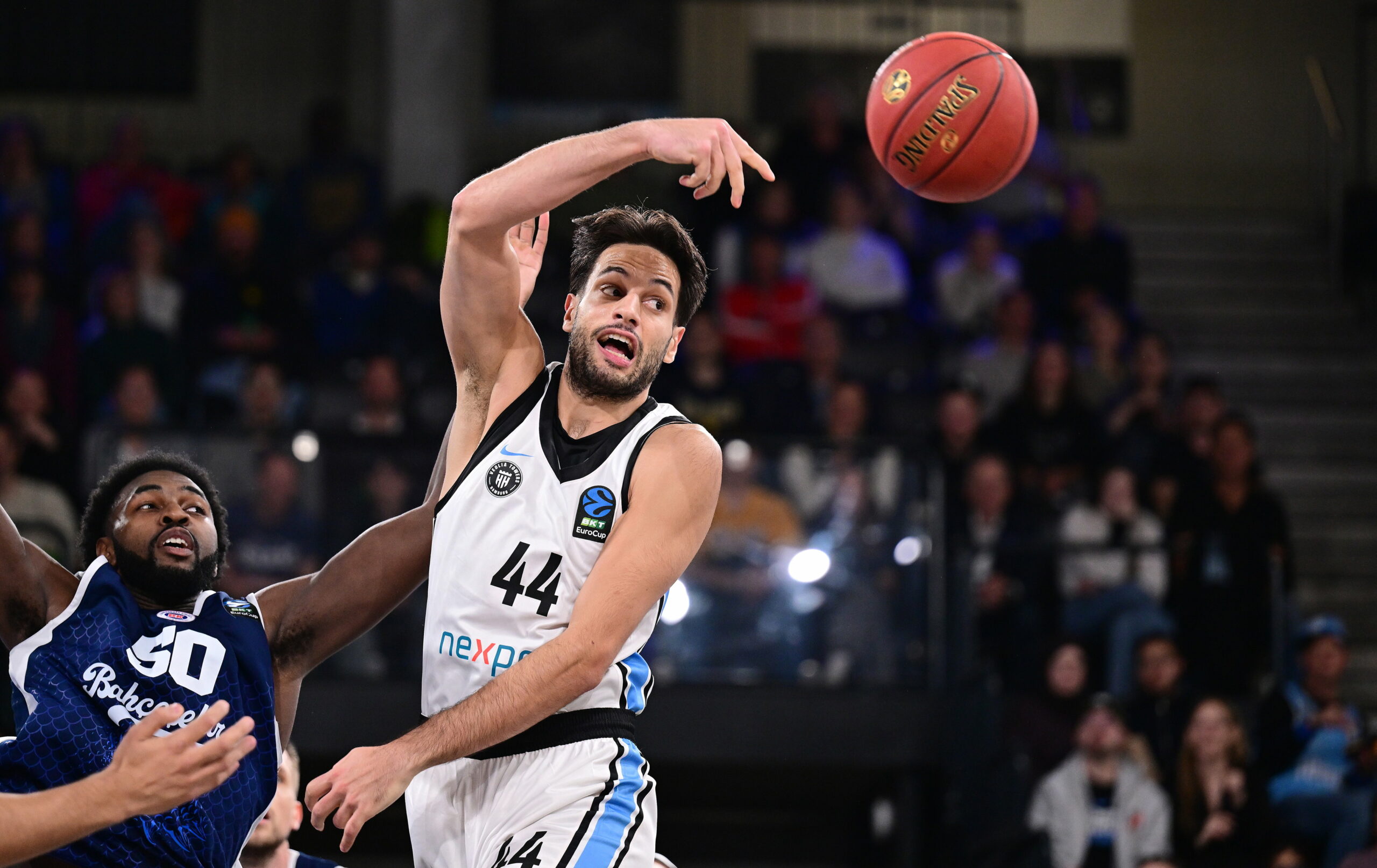 Benedikt Turudic wirft den Ball