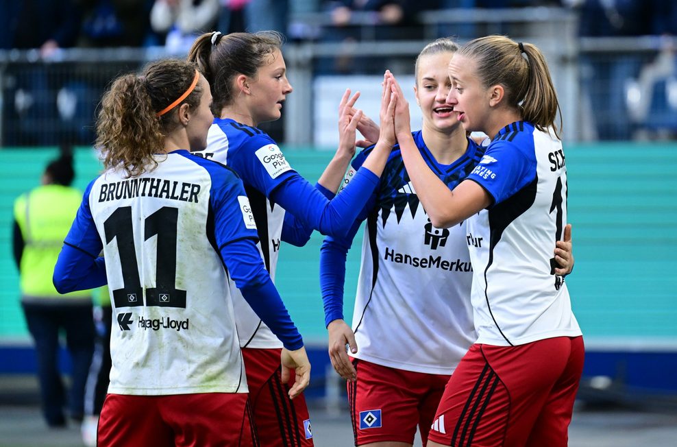 Das Team klatscht mit der Torschützin Victoria Schulz ab