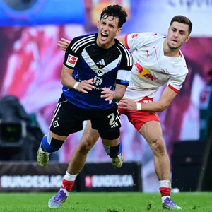 Christoph Baumgartner foult Nicolás Capaldo