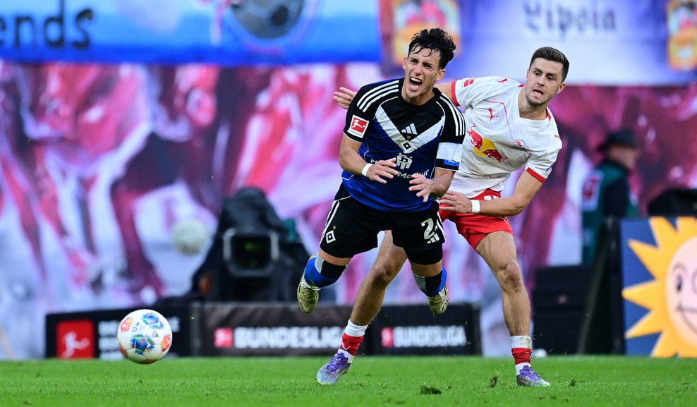 Christoph Baumgartner foult Nicolás Capaldo