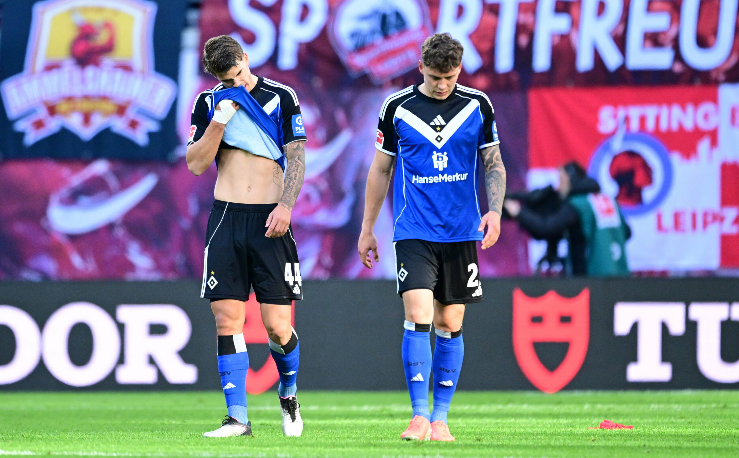 Geknickt: Luka Vuskovic (l.) und Nicolai Remberg nach der 1:2-Niederlage in Leipzig.