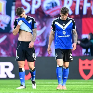 Geknickt: Luka Vuskovic (l.) und Nicolai Remberg nach der 1:2-Niederlage in Leipzig.
