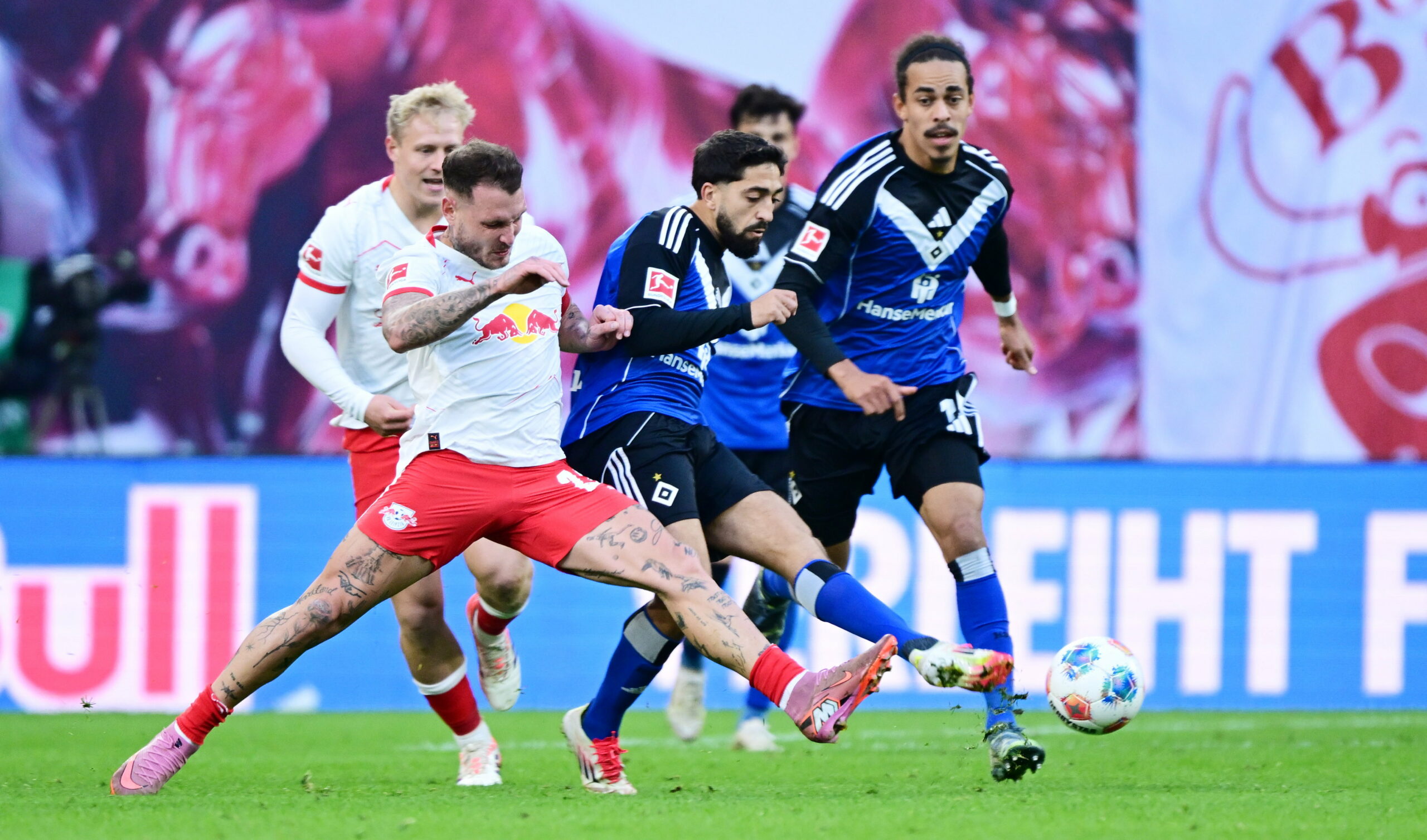 Leipzigs David Raum versucht die Hamburger Immanuel Pherai und Yussuf Poulsen zu stoppen.