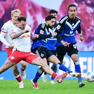 Leipzigs David Raum versucht die Hamburger Immanuel Pherai und Yussuf Poulsen zu stoppen.