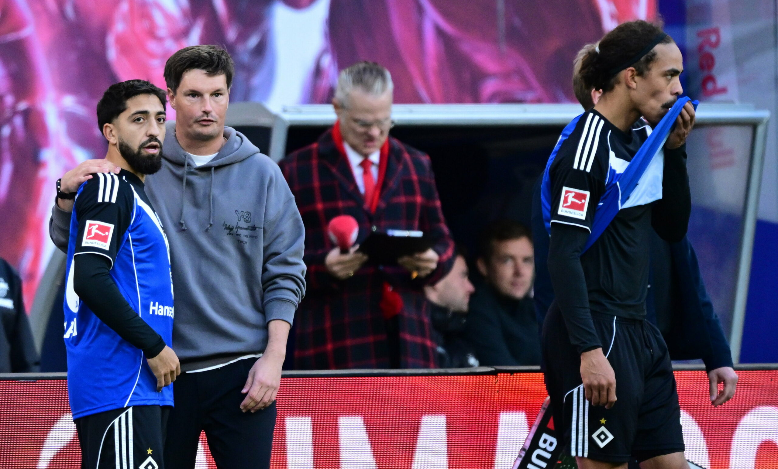 Merlin Polzin legt an der Seitenlinie seinen Arm um Immanuel Pherai