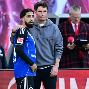 Merlin Polzin legt an der Seitenlinie seinen Arm um Immanuel Pherai