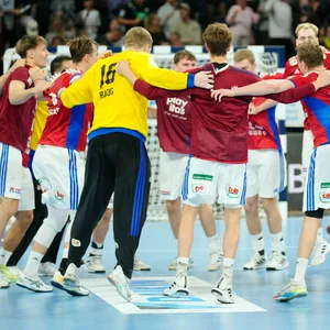 Die Mannschaft des HSV Hamburg tanzt nach dem Sieg über das Hallenparkett