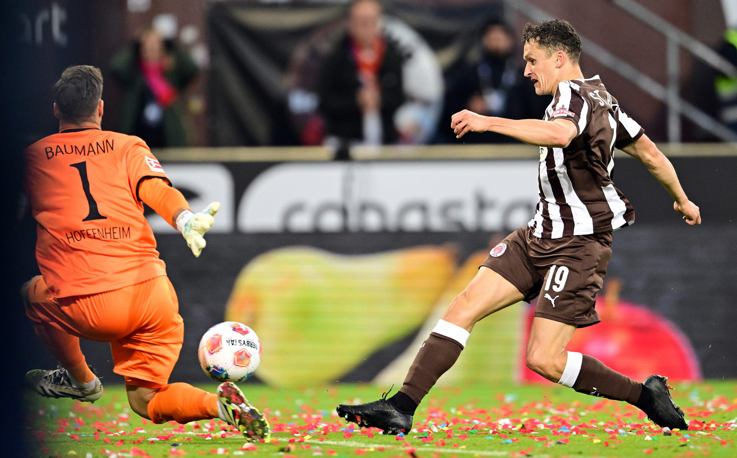 St. Pauli-Stürmer Martijn Kaars scheitert an Hoffenheim-Keeper Oliver Baumann