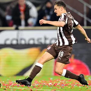 St. Pauli-Stürmer Martijn Kaars scheitert an Hoffenheim-Keeper Oliver Baumann