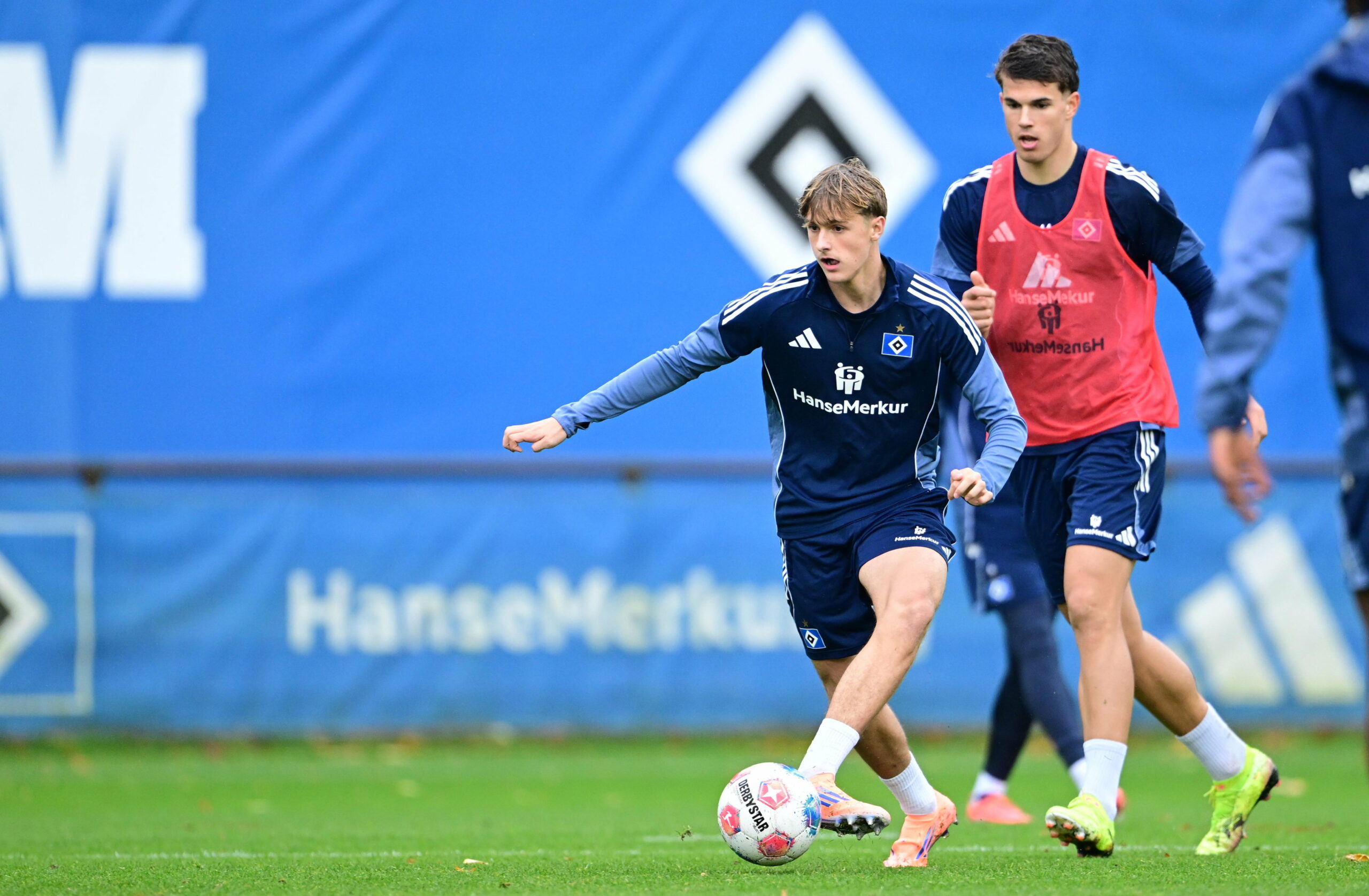 Louis Lemke (l.) feierte am Dienstag seine Profi-Premiere beim HSV.