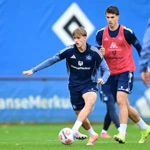 Louis Lemke (l.) feierte am Dienstag seine Profi-Premiere beim HSV.