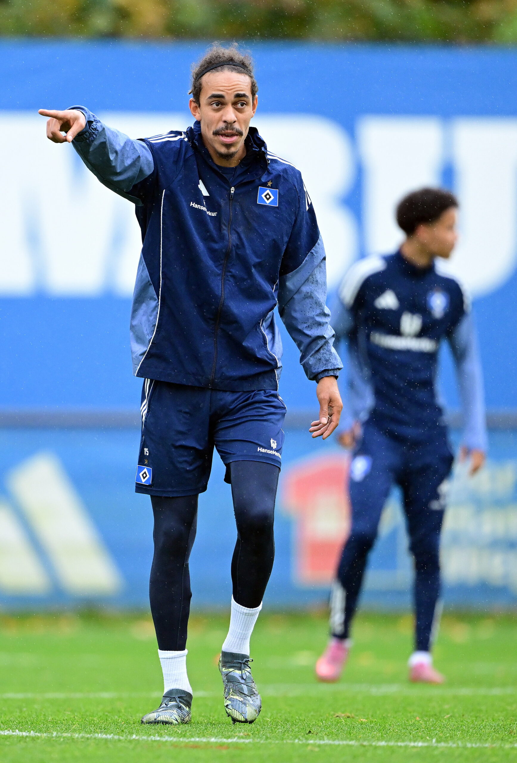 Yussuf Poulsen zeigt im HSV-Training nach vorne