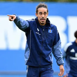 Yussuf Poulsen zeigt im HSV-Training nach vorne