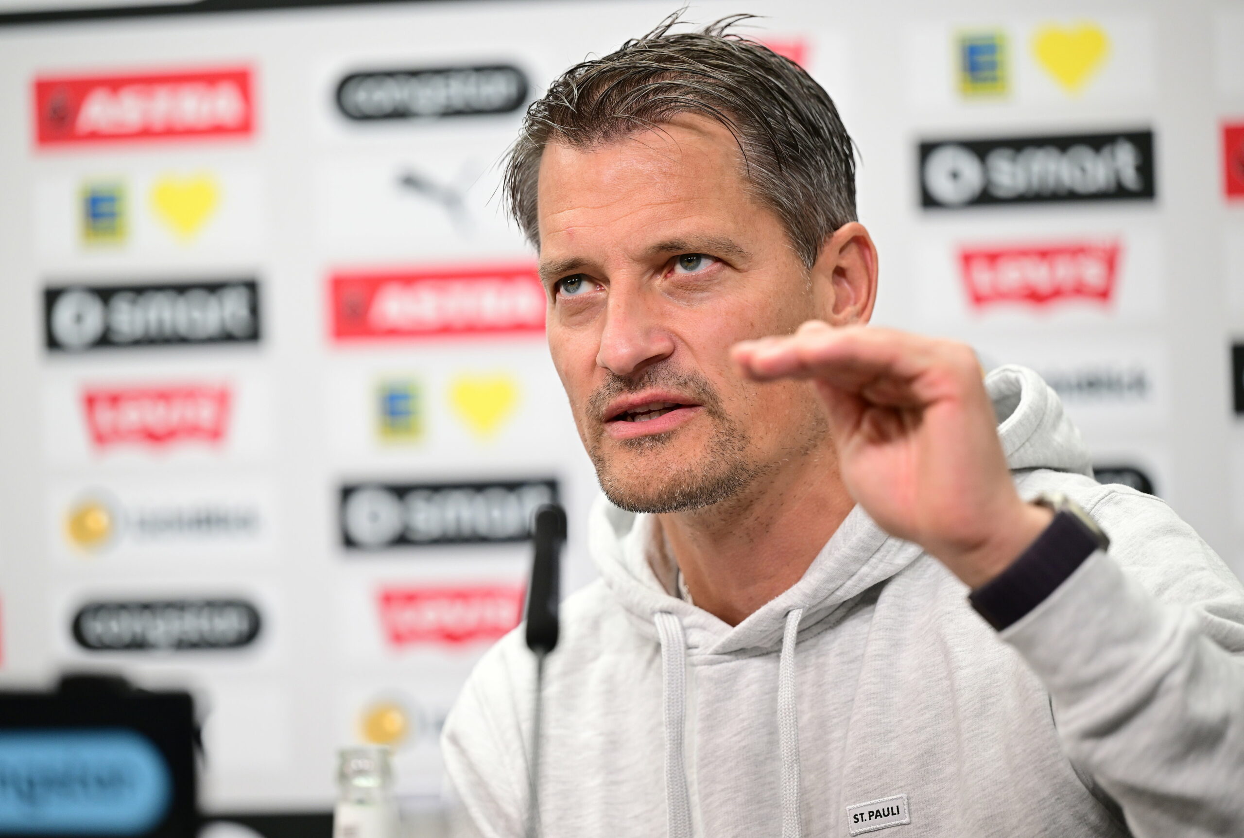 Alexander Blessin gestikuliert auf der Pressekonferenz vor dem Spiel gegen Frankfurt.