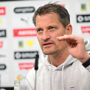 Alexander Blessin gestikuliert auf der Pressekonferenz vor dem Spiel gegen Frankfurt.