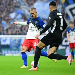 HSV-Profi Miro Muheim im Spiel gegen Wolfsburg am Ball