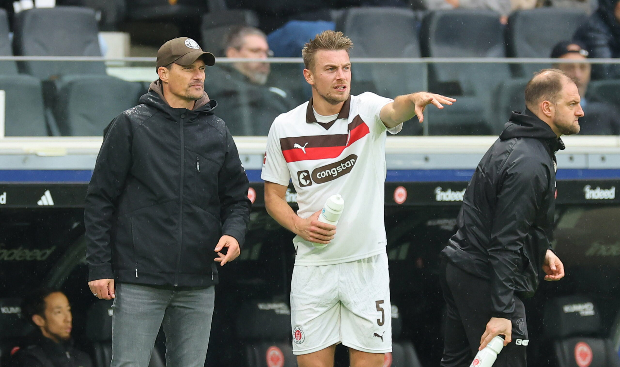 St. Pauli-Trainer Alexander Blessin spricht mit Abwehrspieler Hauke Wahl