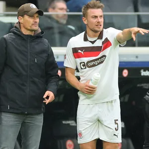 St. Pauli-Trainer Alexander Blessin spricht mit Abwehrspieler Hauke Wahl
