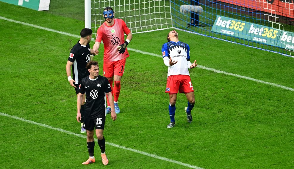 HSV-Kapitän Rayan Philippe ärgert sich nach einer vergebenen Torchance gegen Wolfsburg