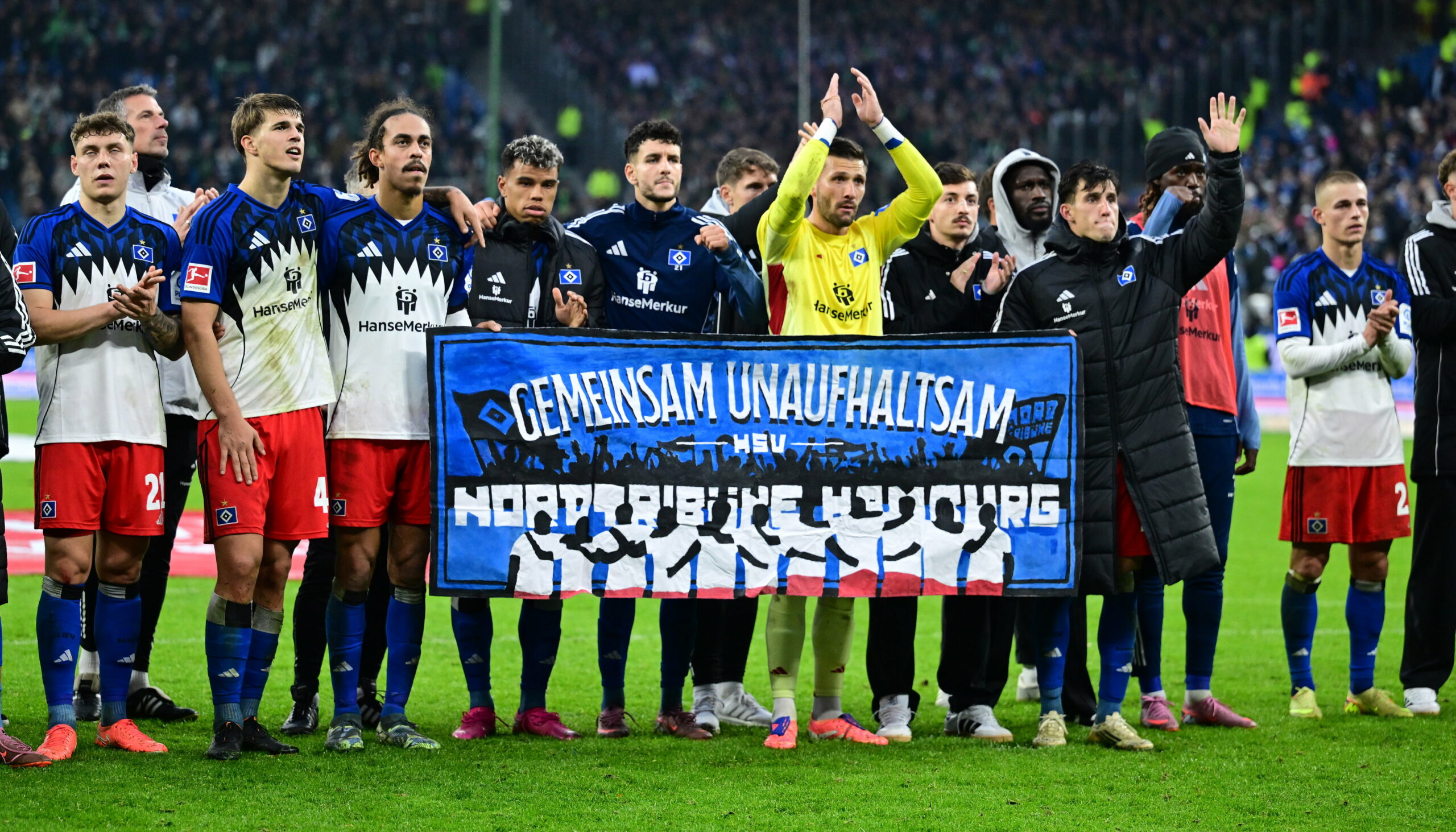 HSV-Profis bedanken sich nach dem Wolfsburg-Spiel bei den Fans für die Unterstützung.