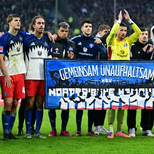 HSV-Profis bedanken sich nach dem Wolfsburg-Spiel bei den Fans für die Unterstützung.
