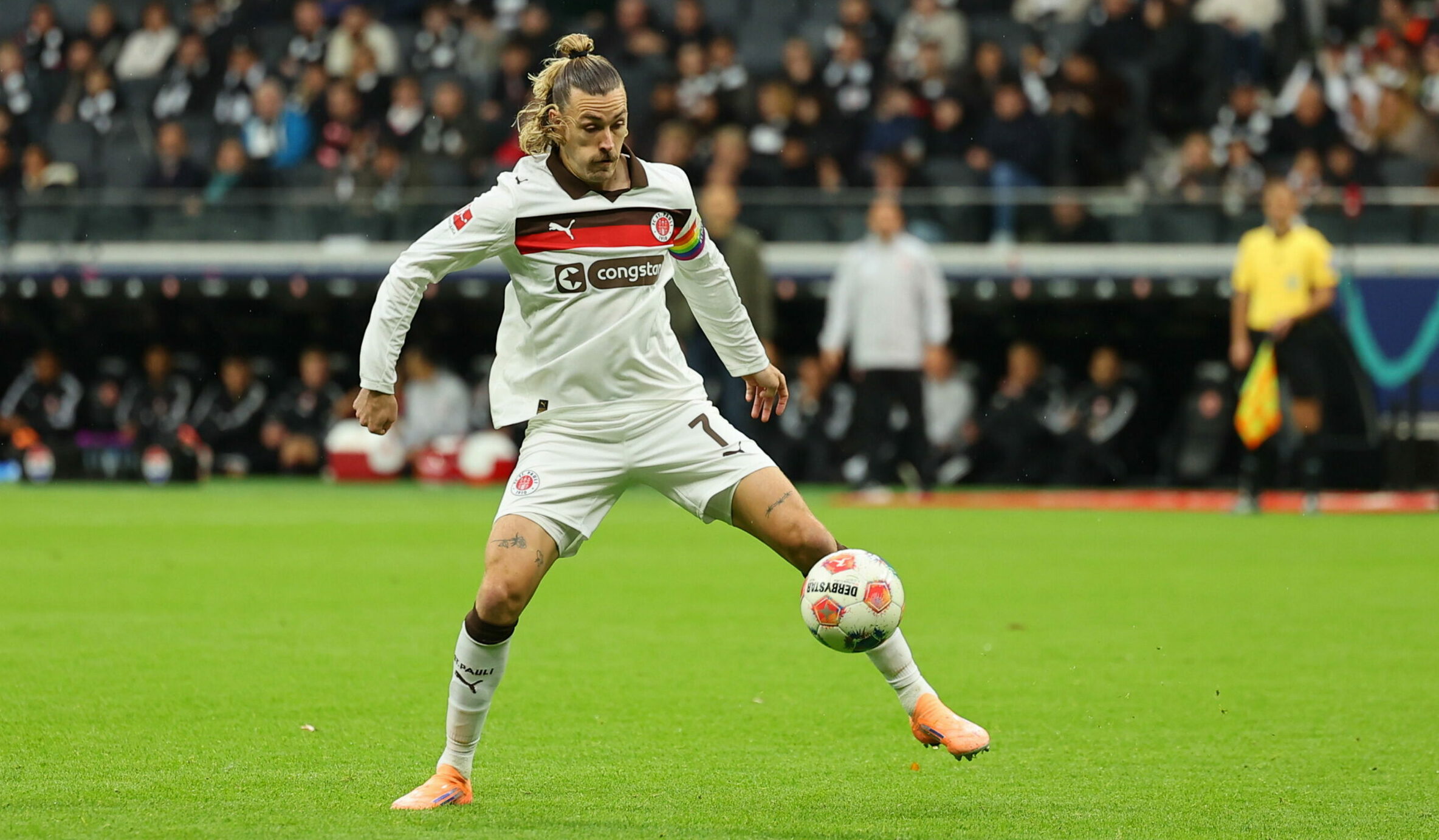 St. Pauli-Kapitän Jackson Irvine am Ball
