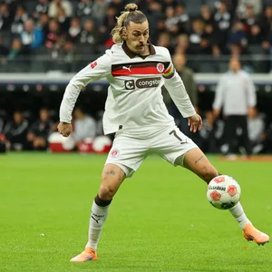 St. Pauli-Kapitän Jackson Irvine am Ball